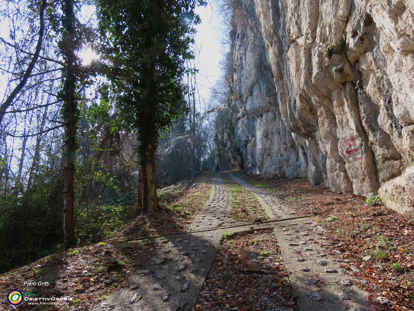 13 Per giro ad anello rimandiamo la discesa veloce al rientro, saliamo a sx stradetta cementata  .JPG